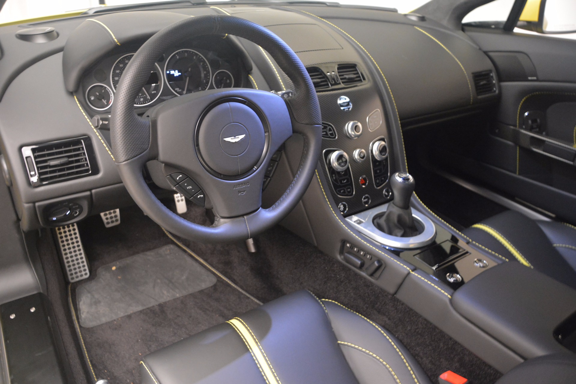 Aston Martin Vantage v12 Interior